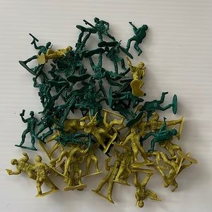 Plastic soldier toys - assorted